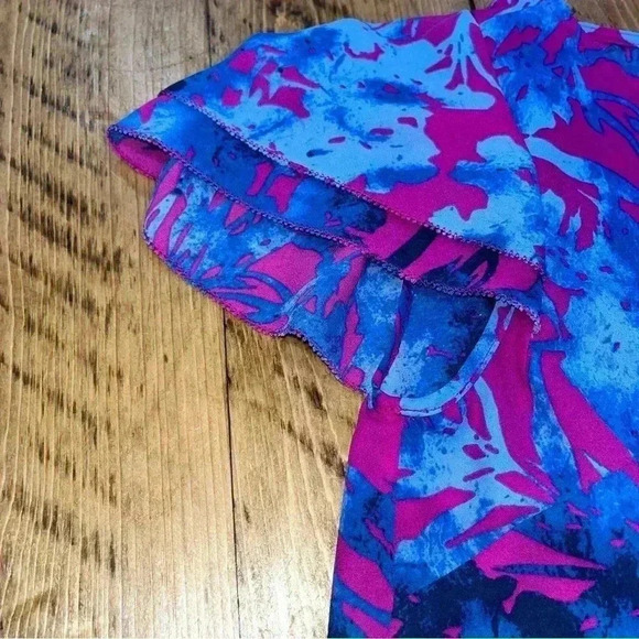 Banana Republic Colorful Floral blouse with capped sleeves, keyhole in back. - Picture 3 of 7